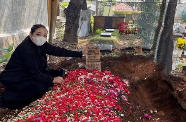 Meninggal Akibat Covid-19, Viral Tangan Misterius di Makam Jane Shalimar