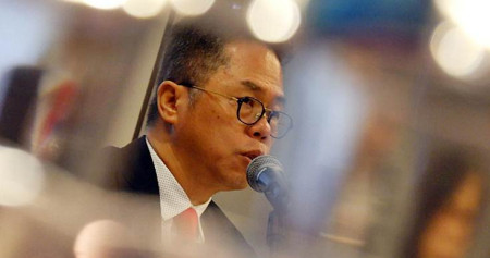 Direktur Utama PT Trisula International Tbk (TRIS) Santoso Widjojo memberikan penjelasan usai RUPST di Jakarta, Senin (29/4/2019)./Bisnis-Nurul Hidayat