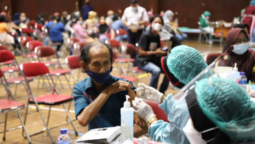 PENANGANAN LONJAKAN KASUS COVID-19 : Vaksinasi di Luar Jawa—Bali Dipercepat 