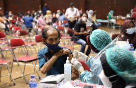 PENANGANAN LONJAKAN KASUS COVID-19 : Vaksinasi di Luar Jawa—Bali Dipercepat 
