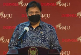 Menko Airlangga: Pemda Dilarang Keras Turunkan Standard Jumlah Tes Covid-19