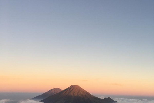 Pemandangan Gunung Prau dari Dataran Tinggi Dieng, Jawa Tengah./Anissa Putri