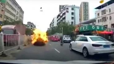 Tonton Video Mobil Toyota Meledak Secara Tiba-Tiba di Tengah Jalan