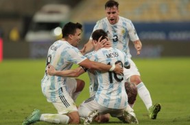 Momen Messi Pamer Medali Juara Copa America ke Keluarga…