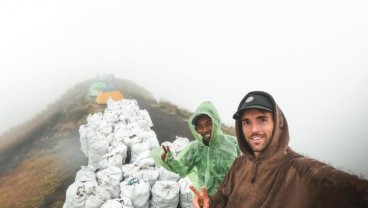 1,6 Ton Sampah Diturunkan Dari Gunung Rinjani