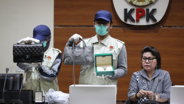 Lelang Barang Rampasan KPK, Tas Balenciaga Eks Bupati Talaud Laku Rp15 juta