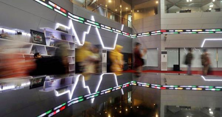Karyawan melintas di dekat monitor Indeks Harga Saham Gabungan (IHSG) di Bursa Efek Indonesia, Jakarta, Selasa (16/10/2018)./Bisnis-Nurul Hidayat