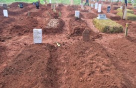 Keluarga Bawa Tukang Gali Kubur Sendiri untuk Makamkan Jenazah Covid-19 di TPU Cipenjo