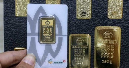 Karyawan menunjukan emas di salah satu Bank di Jakarta, Senin (8/3/2021). Bisnis/Eusebio Chrysnamurti