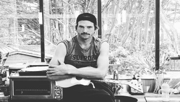 Ashton Kutcher Batal ke Luar Angkasa Gara-gara Istri