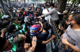 Aksi Penolakan PPKM di Kota Bandung Dibubarkan Polisi