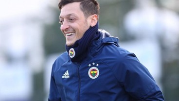 Ozil Berikan Semangat untuk Saka yang Diserang Rasisme