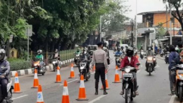 PPKM Level 4, Petugas di Lenteng Agung Putar Balik 106 Kendaraan