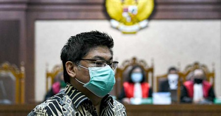 Terdakwa Komisaris Utama PT Trada Alam Minera Tbk (TRAM) Heru Hidayat berjalan saat mengikuti sidang lanjutan kasus korupsi pengelolaan keuangan dan dana investasi PT Asuransi Jiwasraya di Pengadilan Tipikor, Jakarta, Senin (7/9/2020). ANTARA FOTO/M Risyal Hidayat