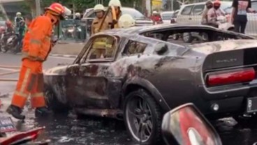 Mobil Ford Mustang GT500 1967 Terbakar di Dekat Pondok Indah Mall