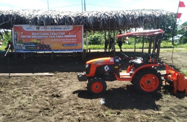 Pupuk Kaltim Salurkan Bantuan Traktor Bagi Petani di Sarmi Papua