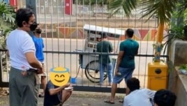 Beredar Foto Pedagang Bakso Layani Pasien Covid-19 Isoman di Daan Mogot