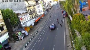 Viral! Mobil Pelat Merah Tabrak Pesepeda di Makassar