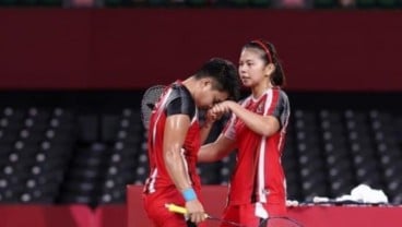 Lolos ke Final Olimpiade, Ini Momen Apriyani Cium Tangan 'Senior' Gresyia