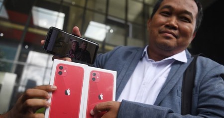 Koordinator Masyarakat Anti Korupsi Indonesia (MAKI) Boyamin Saiman menunjukkan dua buah Iphone 11 untuk pemberi informasi keberadaan DPO KPK Harun Masiku dan Nurhadi di Gedung KPK, Jumat (21/2/2020)./ANTARA - Akbar Nugroho Gumay