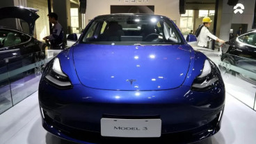 Persaingan Mobil Listrik Dunia, Wuling dan Tesla Adu Balap