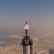 Viral, 'Pramugari' Emirates Berdiri di Puncak Burj Khalifa