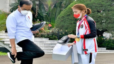 Cerita Jokowi Beli Sepatu Produksi Greysia Polii saat Bagi Bonus Atlet Olimpiade Tokyo