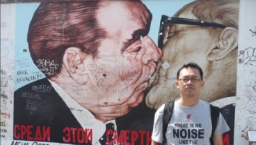 Heboh Mural ‘Jokowi 404 Not Found’ vs ‘Bruderkuss'