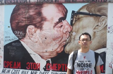 Heboh Mural ‘Jokowi 404 Not Found’ vs ‘Bruderkuss'