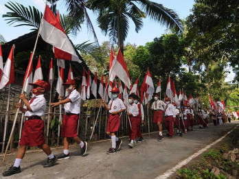 Siswa Sekolah di Klaten Ikuti Kirab 76 Bendera Merah Putih