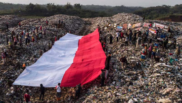Aktivis Lingkungan di Tasikmalaya Bentangkan Bendera Merah Putih di TPAS