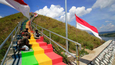 Bendera Merah Putih Sepanjang 700 Meter Dipasang di Bukit Tungku Wiri Papua