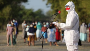 Pakai Hazmat, Ganjar Pranowo Pimpin Upacara 17 Agustus di RS Darurat Covid-19 Asrama Haji Donohudan 