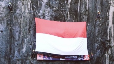 Unik! Foto-foto Pengibaran Bendera Merah Putih di Tebing, Goa, dan Pulau