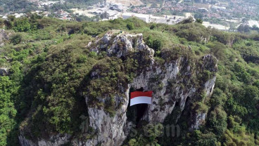 Pengibaran Bendera Raksasa di Tebing Hawu Padalarang