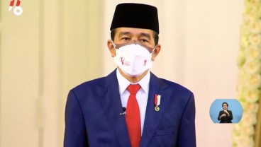 Presiden Joko Widodo Pimpin Upacara Penurunan Bendera Merah Putih