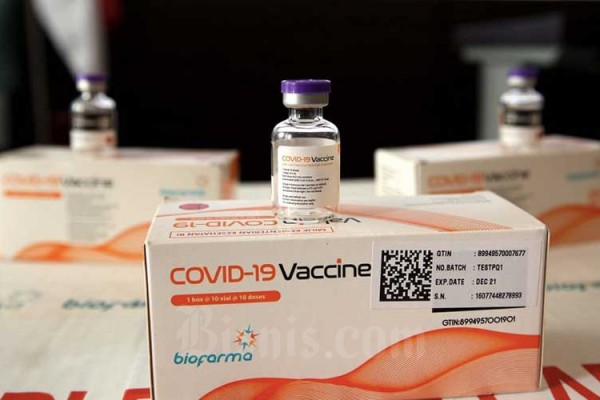 Kemasan vaksin Covid-19 diperlihatkan di Command Center serta Sistem Manajemen Distribusi Vaksin (SMDV) PT Bio Farma (Persero), Bandung, Jawa Barat, Kamis (7/1/2021). Bisnis/Rachman