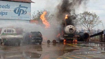 Kebakaran di Dok Perkapalan Surabaya, Sempat Muncul Ledakan