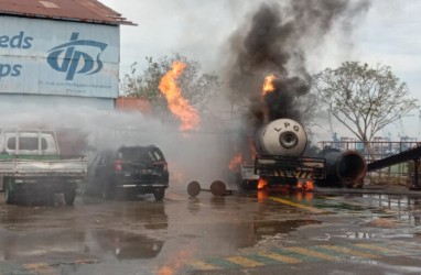 Kebakaran di Dok Perkapalan Surabaya, Sempat Muncul Ledakan
