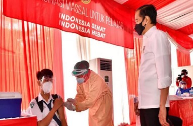 Jokowi Perintahkan Vaksinasi Pelajar dan Santri Lebih Cepat dan Masif
