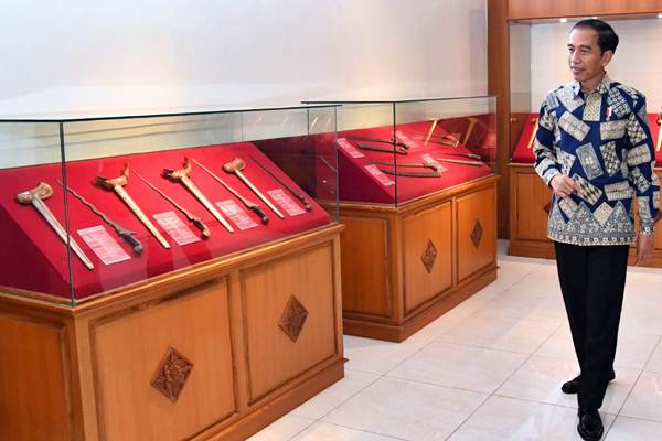 Presiden Joko Widodo mengamati koleksi keris di Museum Keris Nusantara, di Solo, Jawa Tengah./Kementerian Sekretariat Negara