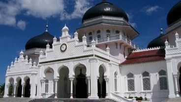 Kementerian ATR/BPN Serahkan Sertifikat Wakaf untuk Masjid Raya Baiturrahman