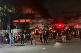 Kebakaran Hebat Melanda Gerai Depo Bangunan di Bekasi 