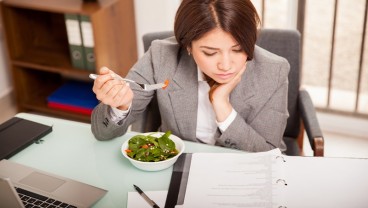 Suka Makan di Meja Kerja ? Ternyata Ini Dampak Buruknya