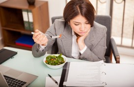 Suka Makan di Meja Kerja ? Ternyata Ini Dampak Buruknya