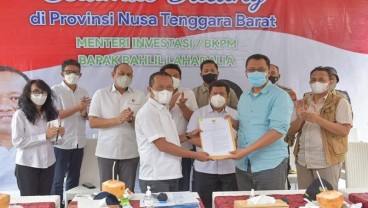 Bahlil Serahkan SK Pemutusan Kontrak PT. GTI di Gili Terawangan