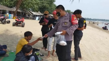 Pantai Anyer Kembali Ramai Dikunjungi Wisatawan