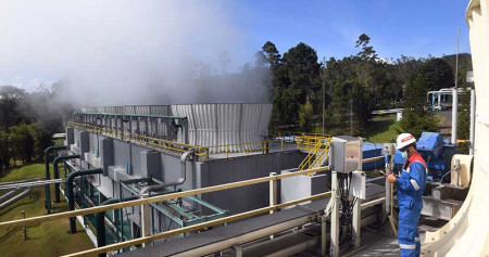 Petugas mengecek instalasi di PLTP Kamojang, Garut, Jawa Barat, Rabu (8/9/2021). Pertamina menargetkan penurunan emisi Gas Rumah Kaca (GRK) pada tahun 2030 diantaranya melalui pemanfaatan energi rendah karbon dan efisiensi energi sebagai komitmen perseroan terhadap implementasi Environmental, Social and Governance (ESG). ANTARA FOTO/Indrianto Eko Suwarso