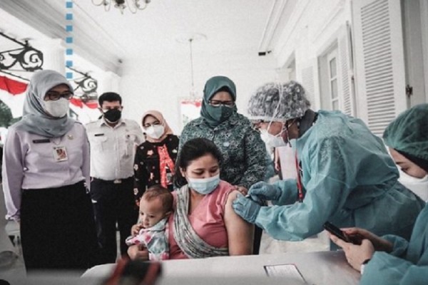 Vaksinasi ibu hamil di Balai Kota DKI Jakarta./Instagram @aniesbaswedan
