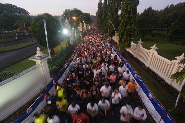 Ribuan peserta Mandiri Jogja Marathon 2018 memadati garis start di kompleks candi Prambanan, Minggu 15 April 2018./JIBI-Nurul Hidayat